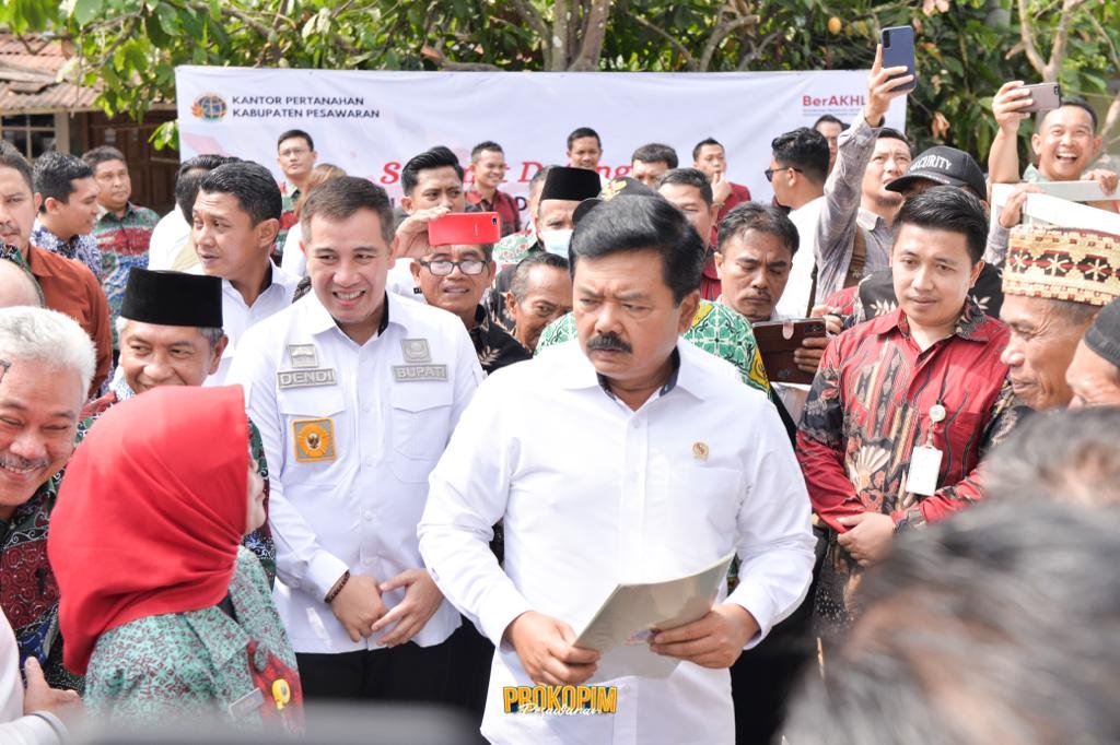 Menteri ATR BPN Bersama Bupati Pesawaran Serahkan Sertifikat Door To