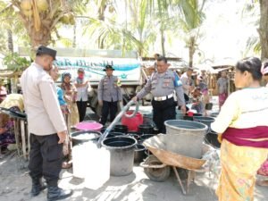 Polsek Jonggat melaksanakan Bakti Sosial mendistribusian Air Bersih di Desa Sukarara Kecamatan Jonggat