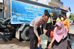 HUT ke-68 Lantas, Polres Bima Kota Bhakti Sosial Salur Air Bersih di Wilayah Berdampak Kekeringan