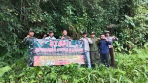 Babinsa Koramil 422/06 Sumber Jaya Dan Polhut Ajak Masyarakat Patuhi Imbauan Tidak Membakar Hutan dan Lahan