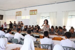 Tumbuhkan Kesadaran Keselamatan Berlalu Lintas di Kalangan Pelajar: Polres Pesawaran Gelar Program Police Goes To School