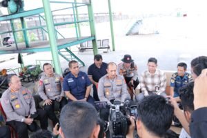 Kapolda Sumatera Selatan Irjen Pol A Rachmad Wibowo SIK Meninjau Langsung Kapal Self Propelled Oil Barge (SPOB) Dinar Jaya Yang Diamankan Subdit IV Tipidter Ditreskrimsus Polda Sumsel