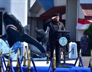 GELORAKAN SEMANGAT PENGABDIAN TABAH SAMPAI AKHIR, KASAL PIMPIN UPACARA HUT KE-64 HIU KENCANA DI SURABAYA