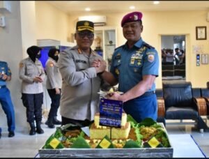 DANLANTAMAL III JAKARTA DAPAT KEJUTAN DARI KAPOLRES METRO JAKARTA UTARA DI HUT KE-78 TNI AL