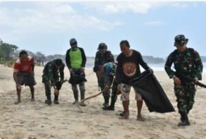 Peduli Kebersihan Pantai Lanud Husein Sastranegara Ajak Masyarakat Gotong Royong Bersihkan Pantai