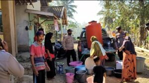 Polsek Brang Rea KSB distribusi Air Bersih di Desa Sapugara Bree