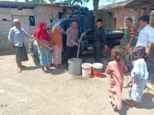 Kapolsek Praya Tengah Turun Langsung Salurkan Air Bersih Kepada Masyarakat