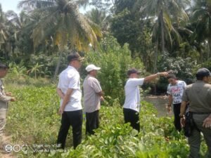Camat Dan Tokoh Masyarakat Punduh Pedada Tinjau Langsung Pembuangan Limbah Tambak Di Desa Kota Jawa