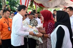 Presiden Jokowi Serahkan Bantuan Pangan Beras ke KPM di Cilegon