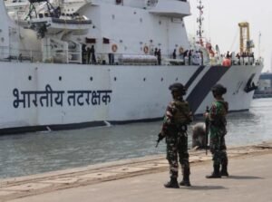 PRAJURIT HIU PERKASA LAKSANAKAN PENGAMANAN KAPAL PERANG ANGKATAN LAUT INDIA