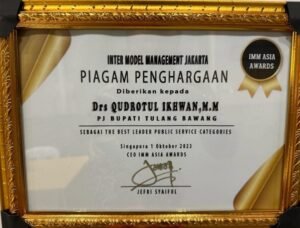 Pj Bupati Tulang Bawang Drs Qudrotul Ikhwan MM, Raih Penghargaan The Best Leader Public Service di IMM Asia Awards 2023