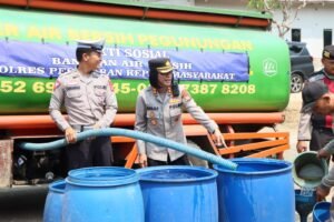 Kapolres Pesawaran dan Tim Polres Berikan Bantuan Air Bersih kepada Masyarakat Terdampak Kekeringan”