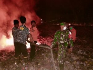 Bergerak Cepat BABINSA KODIM 0421/LS Bersama Warga Padamkan Kebakaran TPA Di Desa Wiyono