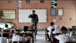 Cegah Bullying, Anggota Koramil Kademangan Laksanakan Kegiatan Babinsa Masuk Sekolah