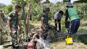 Kodim 0808/Blitar Serahkan Bantuan Material Untuk Pembuatan Sumur Bor Kepada Gapoktan Widodo Kelurahan Karang Tengah