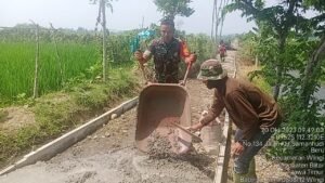 Tingkatkan Budaya Gotong Royong Di Wilayah Binaan, Babinsa Koramil Wlingi Dan Warga Gelar Kerja Bakti Bersama