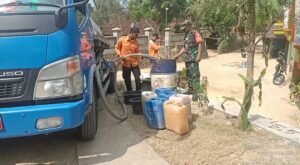 Babinsa Pos Wonotirto, Dampingi BPBD Kab.Blitar Droping Air Bersih Di Wilayah Binaannya