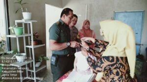 Peduli Kesehatan Generasi Penerus Bangsa, Babinsa Pos Selopuro Dampingi Kegiatan Posyandu Balita