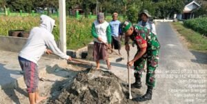 Terjun Langsung Ke Lapangan, Babinsa Koramil Srengat Bantu Pembangunan Saluran Irigasi Di Wilayah Binaannya