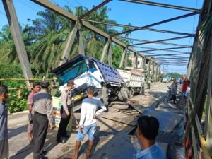 Truk Anjlok Polsek Padang Tualang Melaksanakan Pam Dan Gatur Lalin Di Jembatan Titi Besi Sei Tenang Batang Serangan