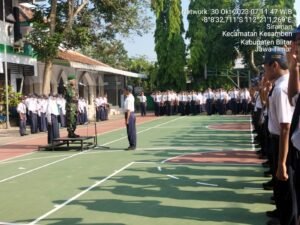 Bati Bakti TNI Koramil Kesamben, Pimpin Upacara Bendera Dan Berikan Pengarahan Kepada Siswa Siswi SMPN 1 Kesamben