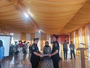Kegiatan Serah Terima Jabatan Ditandai Dengan Penandatangan Berita Acara Yang Disaksikan Oleh Kepala Divisi Pelayanan Hukum Dan HAM