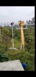 Adanya Wisatawan Yang Jatuh Di Wahana Jembatan Kaca The Geong Di Lokasi Wisata Hutan Pinus Limpakuwus