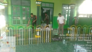 Peduli Kebersihan Tempat Ibadah Anggota Koramil Wlingi Laksanakan Pembersihan Di Musholla Ar Rohmah Kelurahan Beru