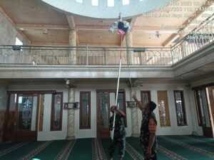 Ciptakan Kebersihan Dan Keindahan Tempat Ibadah, Anggota Koramil Sanankulon Gelar Jumat Bersih