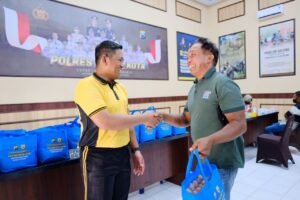 Polres Blitar Kota Gelar Bakti Sosial, Kesehatan dan Penanaman Pohon di Acara Rakorbin SDM dan PNS Polri 2023