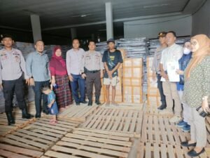 Polres Langkat Mengamankan Penerimaan Dan Penyimpanan Logistik Kotak Suara Dan Tinta Pemilu Thn 2024 Milik KPU Langkat