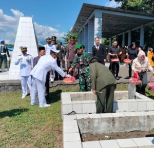 Peringati Hari Pahlawan 10 November 2023, Dansantrol Kolonel Laut (P) Burhannanda Inggil Pribadi Hadiri Upacara Tabur Bunga Di TMP.
