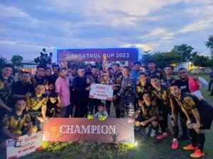 Kolonel Laut (P) Burhannanda Inggil Pribadi Berikan Piala Dansantrol Cup 2023 Kepada Juara 1.