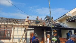 Wujud Kepedulian, Anggota Koramil Kesamben Bantu Perbaiki Rumah Warga Kurang Mampu