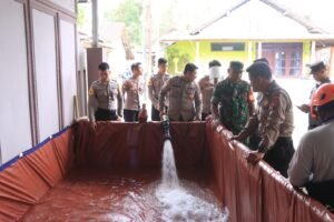 Gunakan Water Cannon, Polres Blitar Kota Distribusi Bantuan Air Bersih Ke Wilayah Kekeringan
