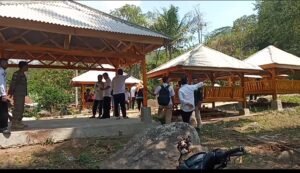 Inilah Keakraban Seorang Pimpinan Kepala Pekon Tanjungrusia Timur Tehadap Bawahannya