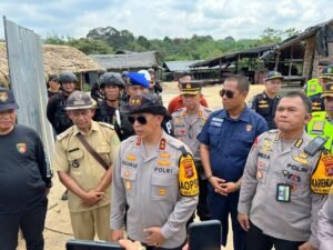 Kapolda Sumsel Irjen Pol A.Rachmad Wibowo SIk Melaksanakan Patroli Udara Dalam Rangka Meninjau Penanganan Ilegal Refinery Dikecamatan Bayung Lincir.