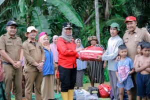 Pj Bupati Nagan Raya Fitriany Farhas, AP, S.Sos. M.Si Menyalurkan Batuan Masa Panik Untuk Korban Bencana Banjir