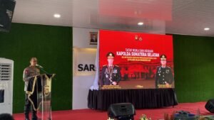 Kapolda Sumsel Irjen Pol. A. Rachmad Wibowo, S.I.K. melakukan kunjungan dan memberikan arahan kepada personel Polres OKI terkait kesiapan pengamanan pemilu 2024 di Aula SAR Mapolres Ogan Komering Ilir, Jum’at (24/11/2023)