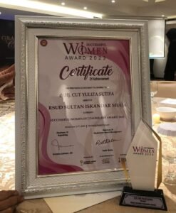 Direktur RSUD SIM Nagan Raya Terima Penghargaan Successful Women in Leadership Award 2023