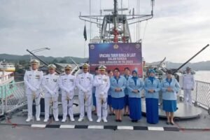 Kolonel Laut (P) Burhannanda Inggil Pribadhi Hadiri Tabur Bunga Di Laut Bersama Komandan Lantamal Vlll Manado.