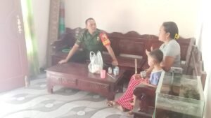 Peduli Kesehatan Anak, Babinsa Koramil Wonodadi Berikan Bantuan Gizi Tambahan Kepada Anak Penderita Stunting