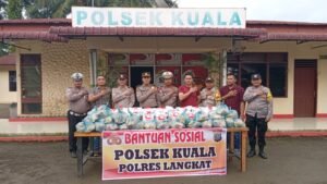 Kapolsek Kuala Polres Langkat Berikan Bansos Jumat Berkah Kepada Warga Kurang Mampu