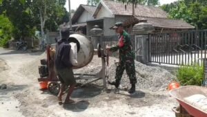 Senantiasa Menjadi Solusi, Babinsa Koramil Srengat Bantu Atasi Kesulitan Di Wilayah Binaannya
