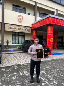 Bripda Kgs M Fikri Haykal Menorehkan Tinta Emas dan Menerima Piagam Penghargaan Kapolda Sumsel, Irjen Pol A Rachmad Wibowo SIK Piagam Penghargaan Ini diTerima Bripda Kgs Fikri Haykal Bersama Puluhan Personel Berprestasi.