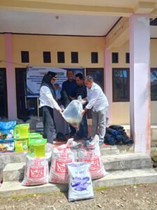 Pemkab Nagan Raya Menyalurkan Biibit Ikan Lele Beserta Pakannya Untuk Masyarakat Miskin di Kecamatan Kuala