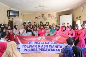 Peringati Hari Ibu ke 95, Polres Pesawaran Bagikan Paket Bansos dan Bhakti Kesehatan Kepada Warga