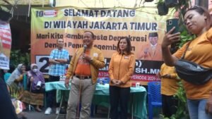 Sosialisasi Dan Silaturahmi Caleg DPR RI Dapil 1 Jakarta Timur Partai Hanura Irjen Pol (P) Drs.H. Syafrizal Ahiar SH.MM Bersama Tandemnya Caleg DPRD Dapil 4 Jakarta Timur Partai Hanura Lestari Manurung SH, Ke Warga Masyarakat Jl, Kayu Manis V Lama Jakarta Timur