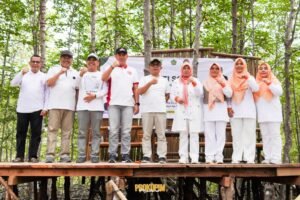 Peringatan HAB, Kemenag Lampung bersama Bupati Pesawaran Tanam Mangrove