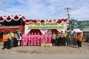 Kapolres Dan Ketua Bhayangkari Cabang Langkat Berikan Bingkisan Kepada Petugas POS YAN LILIN 2023.